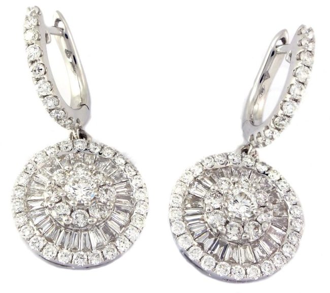 Boucles d’oreilles en or blanc et diamants de 1.82 carat