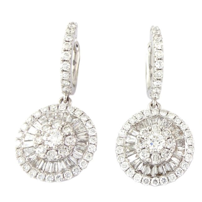 Boucles d’oreilles en or blanc et diamants de 1.82 carat