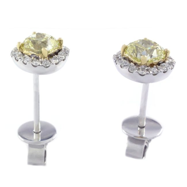 Boucles d’oreilles en or blanc et diamants de 1.36 carat